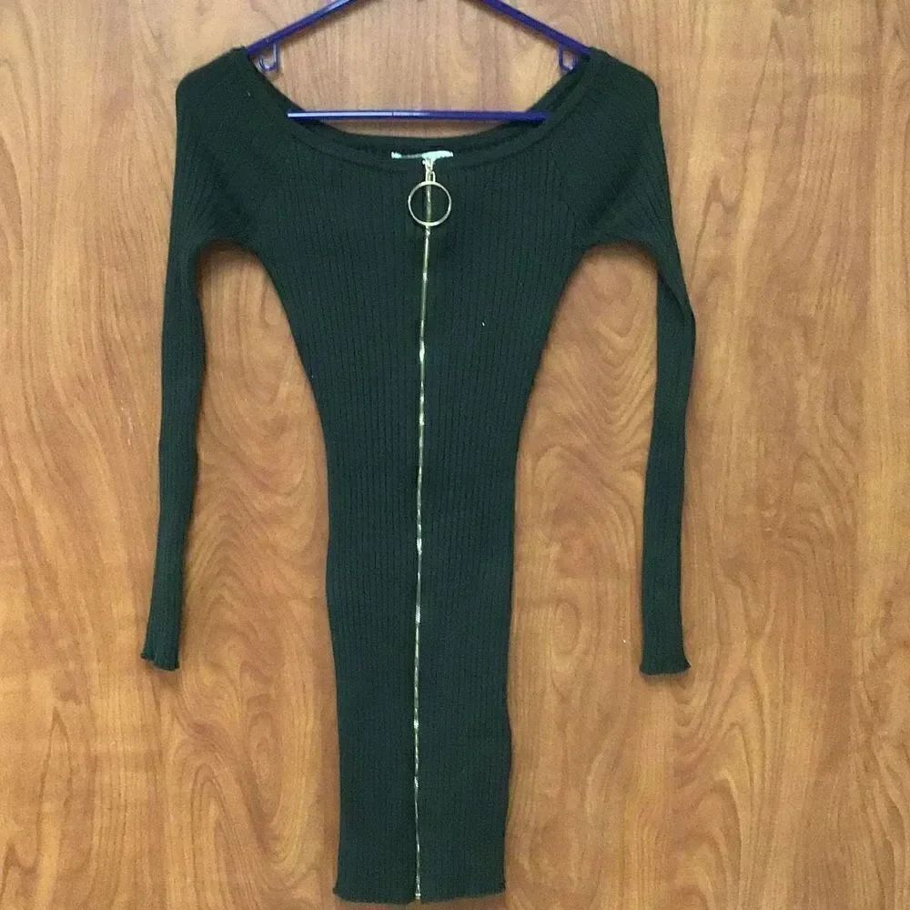 Super sexy, super stretchy skin, tight front zip on or off the shoulder dress si